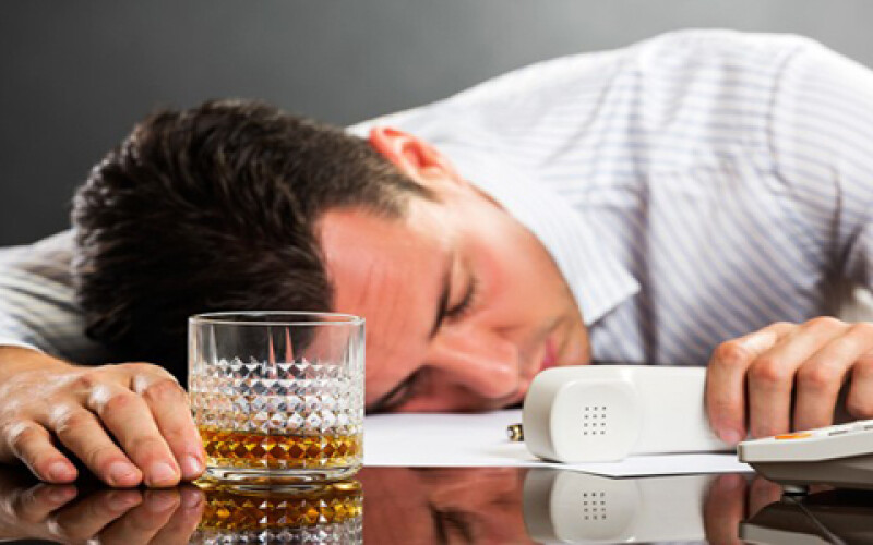Причиной повышенного давления может быть алкоголизм