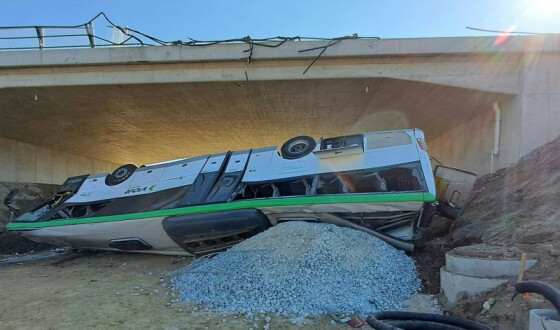 В Австрії в результаті аварії шкільний автобус впав з мосту
