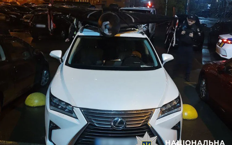 У Києві поліція вилучила «шахед», який чоловік перевозив на даху авто