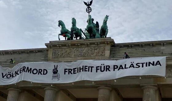 У Берліні активісти піднялися на Бранденбурзькі ворота та розгорнули пропалестинський банер
