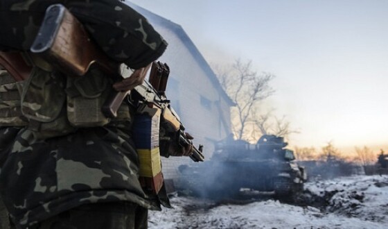 На Донбасі 13 обстрілів, поранено військового