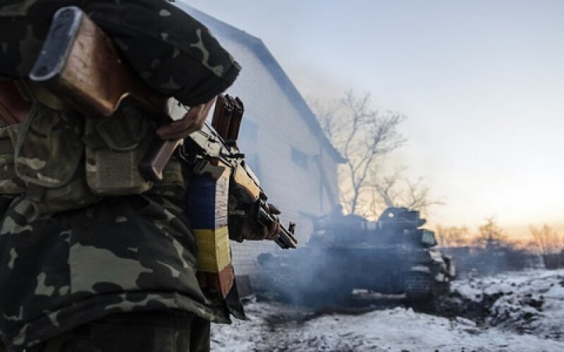 На Донбасі 13 обстрілів, поранено військового