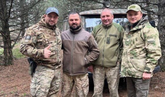 На Тернопільщині придбали для українських розвідників на Донеччину автомобіль