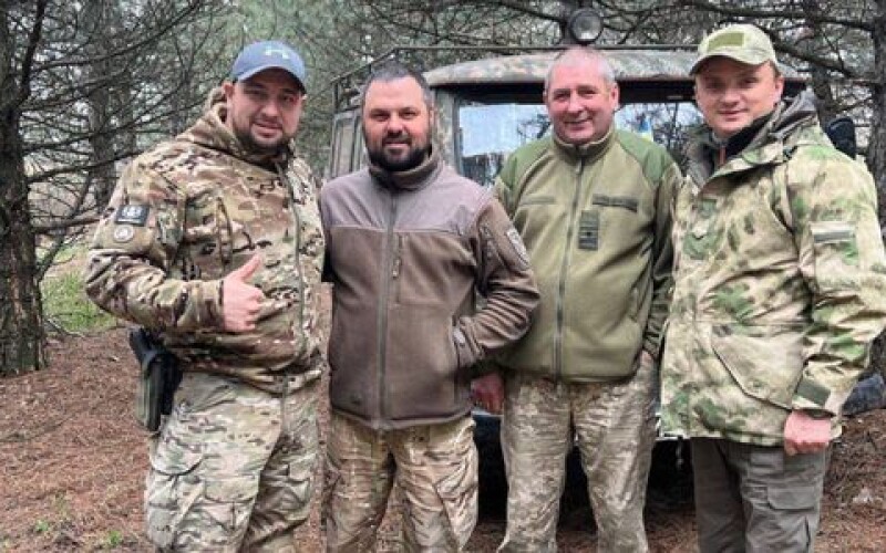 На Донбасі для потреб ЗСУ передали автомобіль та тепловізор