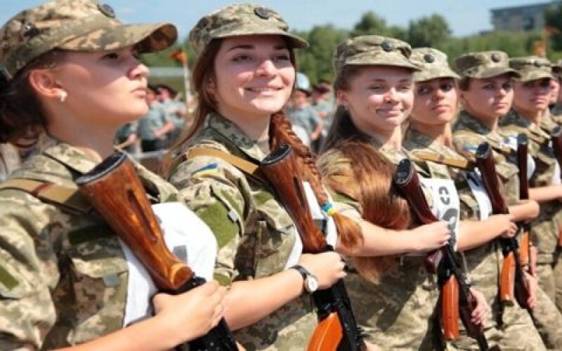 Для украинок служба в армии может стать обязательной