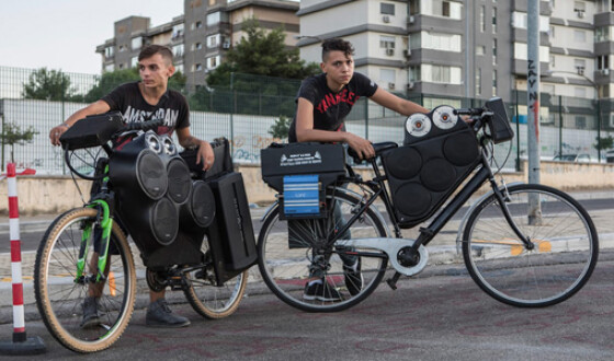 Велосипеды подростков Палермо: от звука дрожат окна. Фото