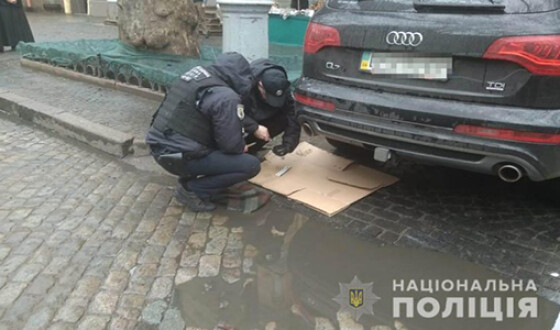 В Одессе прикрепили устройство слежения к джипу священника