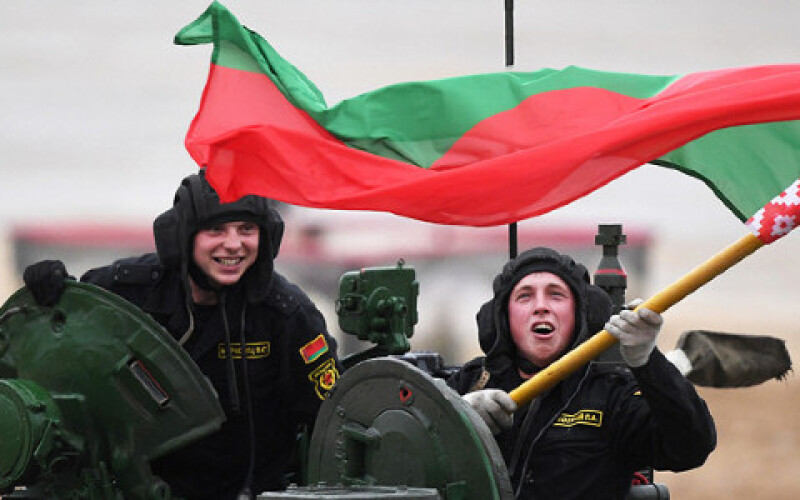 Мінськ оточили військові, в&#8217;їзд до столиці Білорусі заблокувала військова техніка