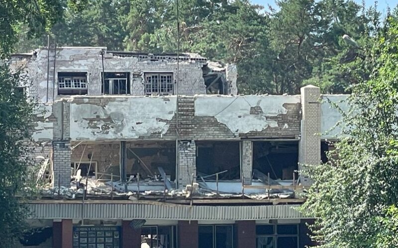Терористи рф внаслідок ракетного удару зруйнували місцевий будинок культури