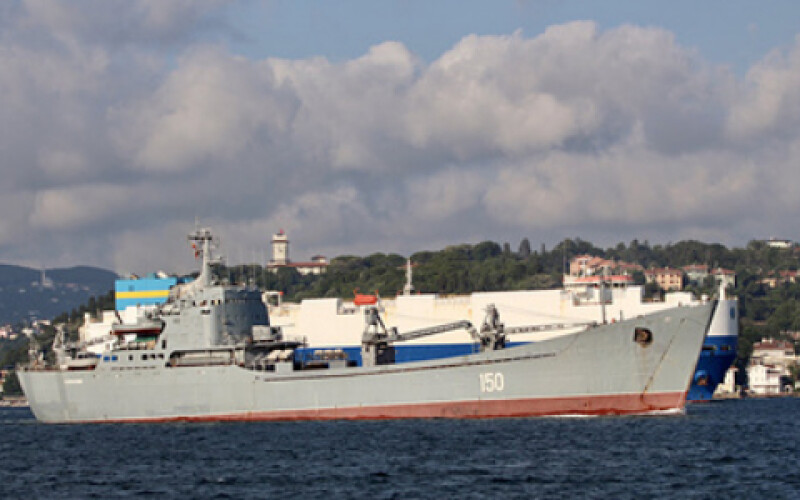 Корабель з російськими танками помітили на шляху до Сирії