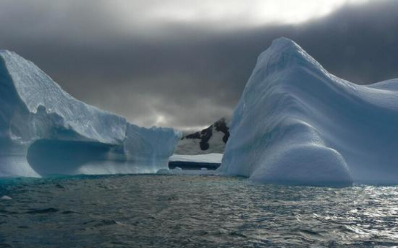 Вчені розповіли про рекордне скорочення площі льоду навколо Антарктиди