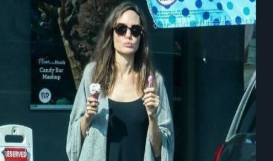 Анджелина Джоли попала в кадр с мороженым