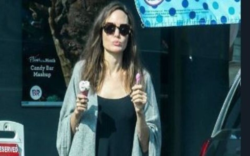 Анджелина Джоли попала в кадр с мороженым