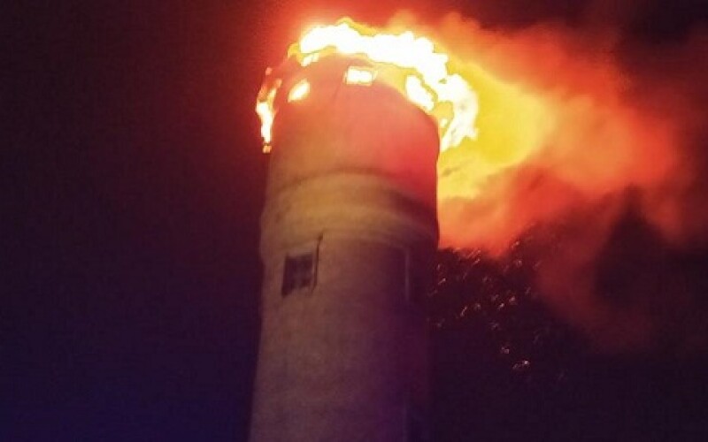 На Київщині сталася пожежа у водонапірній башті. ВІДЕО