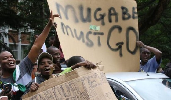В Зимбабве Президенту страны пригрозили импичментом
