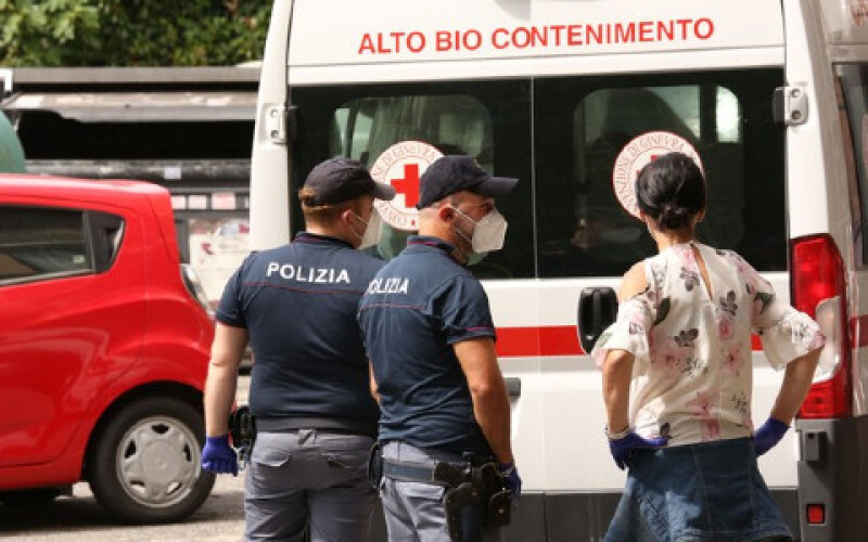 Італійських лікарів покусали мігранти, заражені СOVID-19