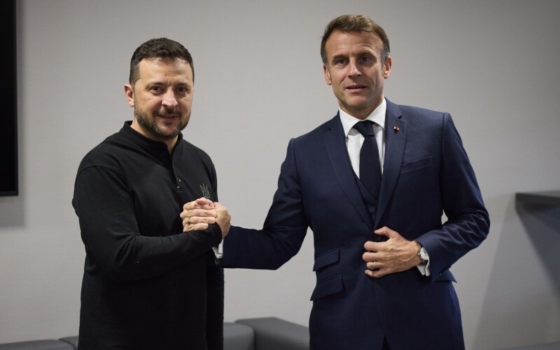Макрон запрошує Зеленського до Парижа для зміцнення підтримки України