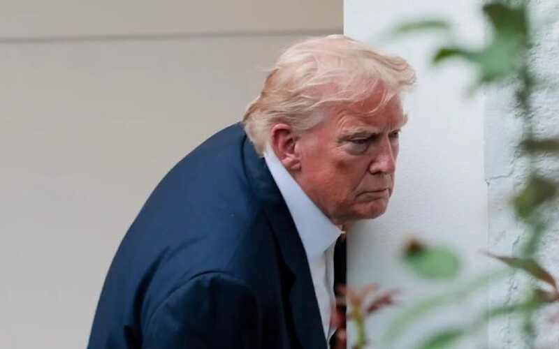 Трамп звільнив робітників через тріщину в камені біля Білого дому