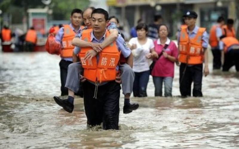 З&#8217;явилося відео людей в затопленому метро Чженчжоу