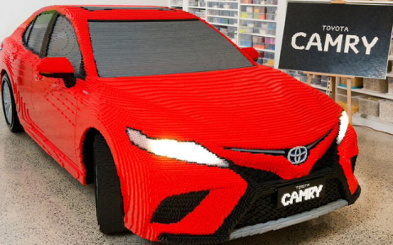 Австралиец за 900 часов собрал из конструктора Lego копию Toyota Camry