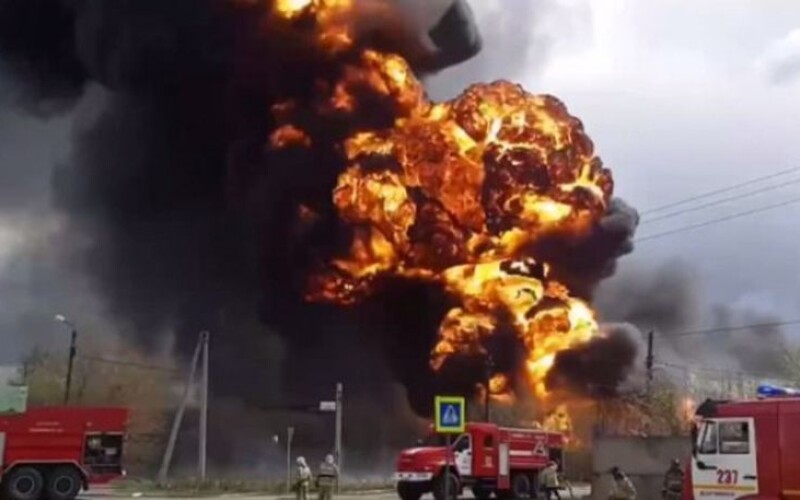 Масштабна пожежа в Петербурзі: горить нафтобаза