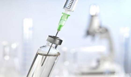 Політики в Україні почали вакцинуватися від коронавірусу