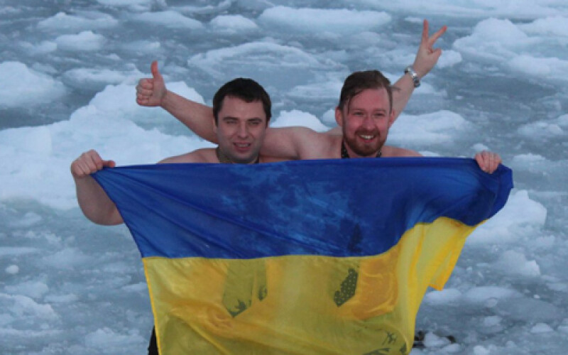 Українські полярники відзначили “Середину зими”. Фото