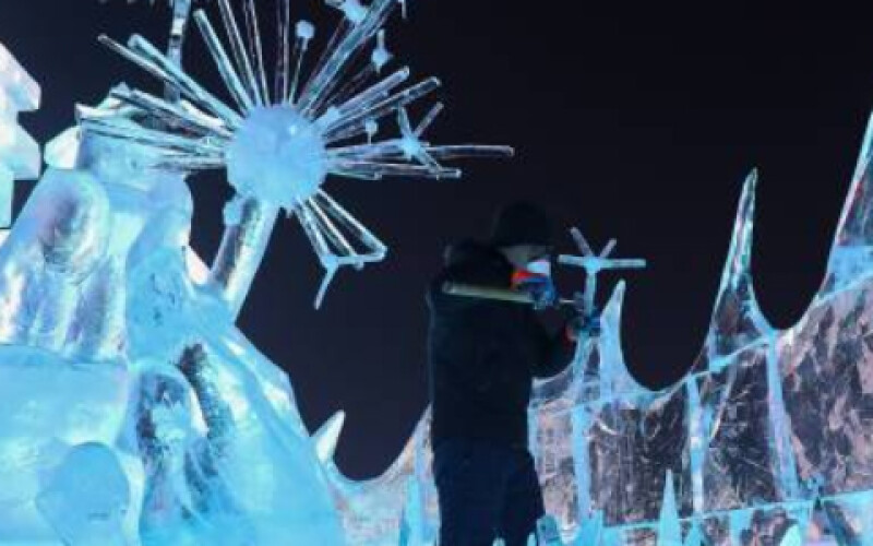 В Китае на фестивале снега и льда поженились 43 пары