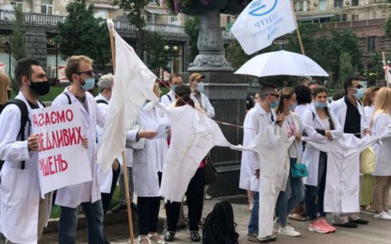 У Києві протестують медики через відсутність фінансування лікарень