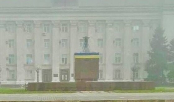 У Херсоні партизани повернули український прапор до центру міста