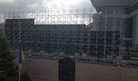 У Киргизстані перед візитом Путіна сховали прапор та посольство України за екраном