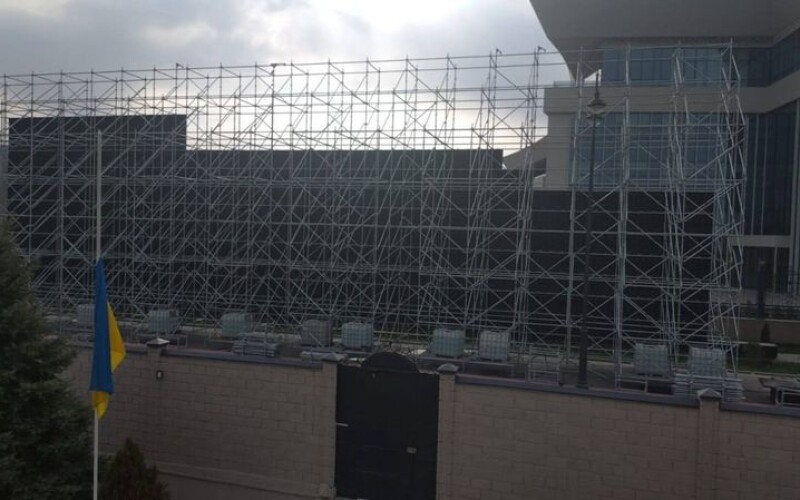 У Киргизстані перед візитом Путіна сховали прапор та посольство України за екраном