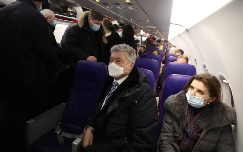 Літак із Порошенком вилетів із Варшави до Києва