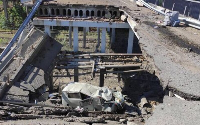 Російські окупанти авіаударами знищують дороги та мости, що ведуть до Лисичанська