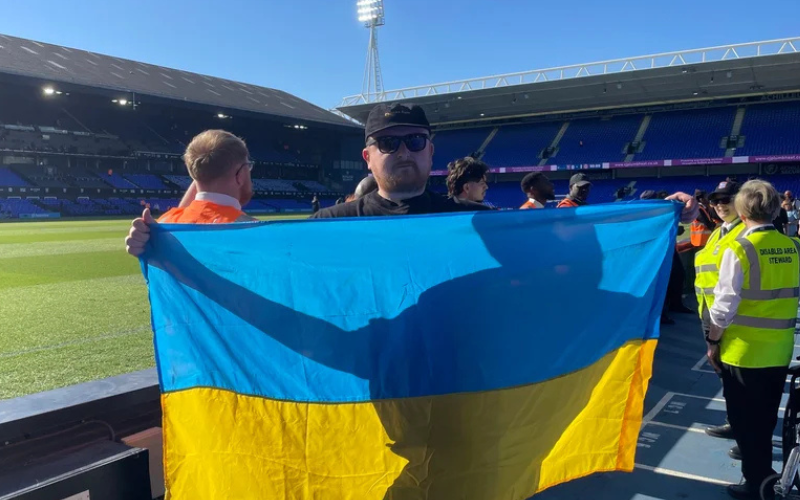 Під час футбольного матчу в Іпсвічі у журналіста вилучили прапор України