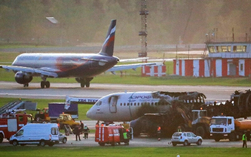 Вантажний літак з Росії розпався навпіл в Китаї після пожежі