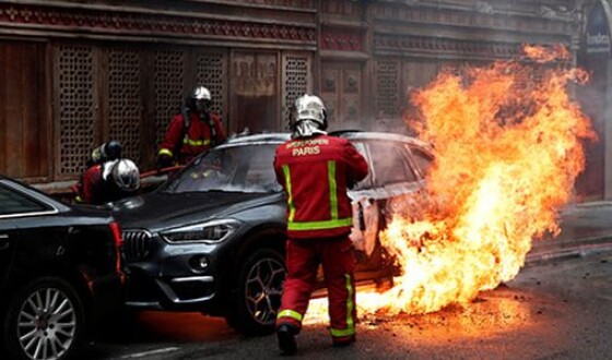 У Франції за традицією спалили сотні машин в Новий рік