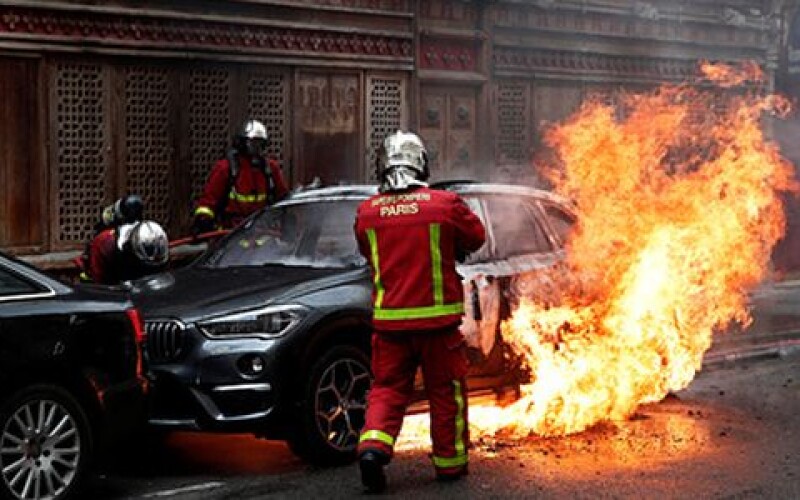 У Франції за традицією спалили сотні машин в Новий рік