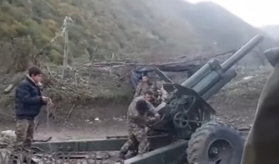 З&#8217;явилися кадри, на яких дитина бере участь в роботі вірменської артилерії. Відео