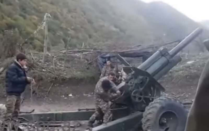 З&#8217;явилися кадри, на яких дитина бере участь в роботі вірменської артилерії. Відео
