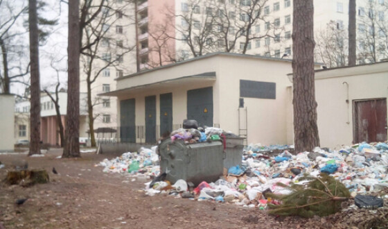 У киевского госпиталя возникла стихийная свалка. Фотофакт