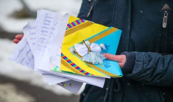 Украинские школьники отправляют письма бойцам
