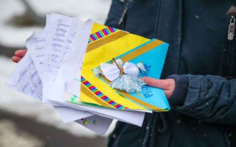 Украинские школьники отправляют письма бойцам