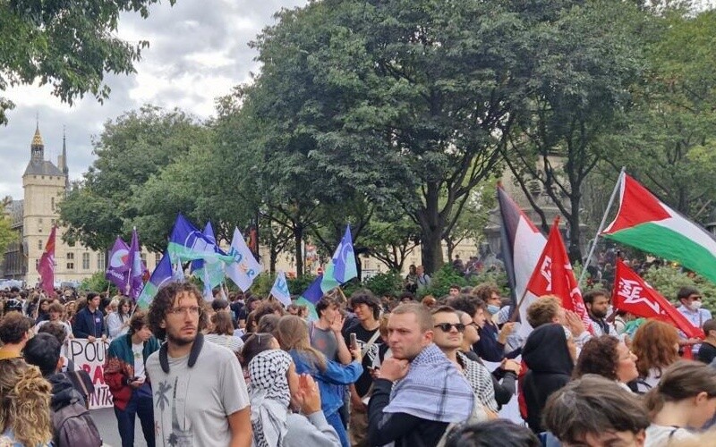 Франція паралізована: сотні тисяч вийшли на вулиці проти бюджетних скорочень
