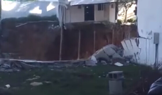 В Мексике три жилых дома провалились в котлован. Видео