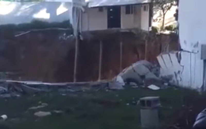 В Мексике три жилых дома провалились в котлован. Видео