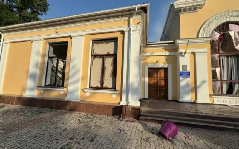 Російська дронова атака пошкодила філармонію, університет і підрозділ ДСНС у Кропивницькому