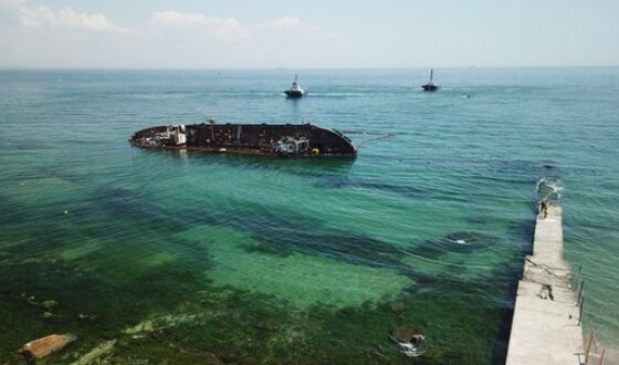 В Одесі не вдалося підняти затонувший танкер Delfi