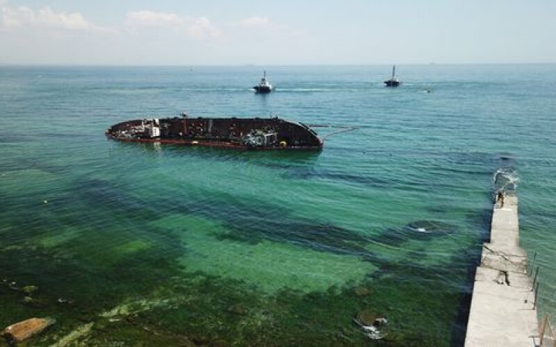 В Одесі не вдалося підняти затонувший танкер Delfi