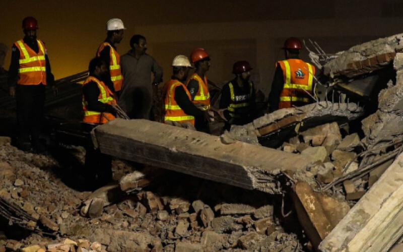 В Пакистане больше 50 человек остаются под завалами обрушившегося здания